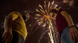 Alfredo Scalia (Antonio De Matteo, links) und sein Sohn Nino (Gabriele Pizzurro, rechts) bei ihrer Arbeit als Pyrotechniker.