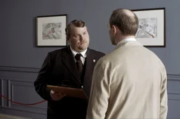 Der emporgekommene Aufseher Behrens (Bj&ouml;rn Meyer, li.) weist Hausmeister Wilhelm Werner (Tim Porath, re.) an, die &bdquo;entarteten&ldquo; Werke aus der Sammlung der Hamburger Kunsthalle f&uuml;r den Abtransport bereitzustellen.