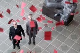 Nationalsozialistische Flugbl&auml;tter regnen auf den Museumsdirektor der Hamburger Kunsthalle (Michael Prelle, li.) und seinen Hausmeister Wilhelm Werner (Tim Porath, re.) herab.