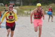 Rettungssportler müssen nicht nur im Wasser, sondern auch an Land sehr schnell sein. Rettungssportler müssen nicht nur im Wasser, sondern auch an Land sehr schnell sein.