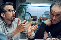 Der Dirt Devil hat eine unglaubliche Saugkraft: Markus Urbscheit als Felix, Pablo Aguilar als Antonio