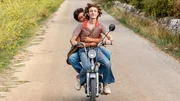 Die beiden Teenager Nino (Gabriele Pizzurro, vorne) und Gianni (Samuele Segreto, hinten) genie&szlig;en auf  Ninos Moped ihre Freiheit.