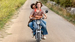 Die beiden Teenager Nino (Gabriele Pizzurro, vorne) und Gianni (Samuele Segreto, hinten) genie&szlig;en auf  Ninos Moped ihre Freiheit.