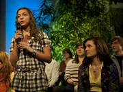 Liz (Viktoria Krause, li.) fasst sich ein Herz und stellt ihrem Schwarm Fynn DeFreeze eine Frage. Liz (Viktoria Krause, li.) fasst sich ein Herz und stellt ihrem Schwarm Fynn DeFreeze eine Frage.