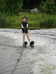 Zuerst zögert Luca, doch nachdem Emily ihm zeigt, wie man richtig Wasserski fährt, traut er sich. Zuerst zögert Luca, doch nachdem Emily ihm zeigt, wie man richtig Wasserski fährt, traut er sich.