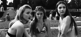 Die drei Freundinnen v.li. Kiara (Marie L&ouml;schhorn), Linda (Hannah Kraft) und Heli (Paulina Ferrari) unterhalten sich &uuml;ber Jungs und beobachten die Jungsgruppe um Sami (Daniel Toos).