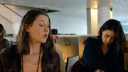 Magda (Barbara Krzoska, l) erklärt Rose (Liz Kingsman) die Arbeitsbedingungen der EU-Journalisten. Magda (Barbara Krzoska, l) erklärt Rose (Liz Kingsman) die Arbeitsbedingungen der EU-Journalisten.