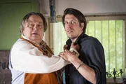 Einer lügt: Wurstfabrikant Weidinger (Bernd Stegemann, l.) und sein Sohn Burschi (Nic Romm, r.) ... Einer lügt: Wurstfabrikant Weidinger (Bernd Stegemann, l.) und sein Sohn Burschi (Nic Romm, r.) ...
