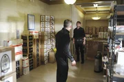 Durch einen Todesfall in der Bar gerät Sean Hotchner (Eric Johnson, r.) mit seinem Kollegen Thane (Sean Maguire, l.) aneinander. Durch einen Todesfall in der Bar gerät Sean Hotchner (Eric Johnson, r.) mit seinem Kollegen Thane (Sean Maguire, l.) aneinander.