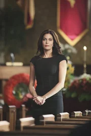 Karl hat den Unfall nicht &uuml;berlebt: Susan (Teri Hatcher) erweist ihm die letzte Ehre ...