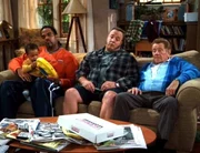 Damit Deacon (Victor Williams, li.), Doug (Kevin James, mi.) und Athur (Jerry Stiller, re.) nicht den ganzen Tag sinnlos herumlungern haben Kelly und Carrie eine Spielgruppe gegr&uuml;ndet...