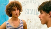 Nach ihrer ersten Begegnung fühlt sich der sensible Teenager Nino (Gabriele Pizzurro, links) rasch zu Gianni (Samuele Segreto, rechts) hingezogen. Nach ihrer ersten Begegnung fühlt sich der sensible Teenager Nino (Gabriele Pizzurro, links) rasch zu Gianni (Samuele Segreto, rechts) hingezogen.