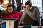 Das Gift eines Insekts überträgt ein mysteriöses Virus, dass mehrere Menschen in vampirähnliche Wesen verwandelt. Gelingt es Hank Griffin (Russell Hornsby, l.) und Nick Burkhardt (David Giuntoli), ein Gegengift zu finden? Das Gift eines Insekts überträgt ein mysteriöses Virus, dass mehrere Menschen in vampirähnliche Wesen verwandelt. Gelingt es Hank Griffin (Russell Hornsby, l.) und Nick Burkhardt (David Giuntoli), ein Gegengift zu finden?