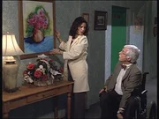 Die Pflegerin Julie hat von einem verstorbenen Bewohner ein Gem&auml;lde geerbt und h&auml;ngt es zu Marks (Dick Van Dyke) Freude im Flur auf.