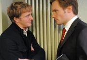 Nicht provozieren lassen! KHK Franz Kappl (Maximilian Brückner) im Disput mit Rechtsanwalt Woltermann (Wanja Mues, rechts). Nicht provozieren lassen! KHK Franz Kappl (Maximilian Brückner) im Disput mit Rechtsanwalt Woltermann (Wanja Mues, rechts).