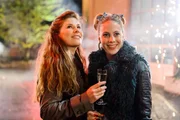 Toni (Michèle Fichtner, l.) und Iva (Christina Klein) feiern ausgelassen ins Jahr 2015. Toni (Michèle Fichtner, l.) und Iva (Christina Klein) feiern ausgelassen ins Jahr 2015.