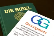 Bibel und Grundgesetz. Fundamentalistische Prediger stellen die Bibel über das Grundgesetz. Bibel und Grundgesetz. Fundamentalistische Prediger stellen die Bibel über das Grundgesetz.