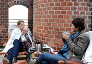 Merle (Anja Franke, r.) und Jana (Jenny J&uuml;rgens, l.) besteigen den alten Wasserturm. Ihr geheimer Ort aus Kindertagen und schwelgen in Erinnerungen aus ihrer Jugend.