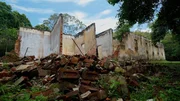 Die Ruinen der Strafkolonie auf der "H&ouml;lleninsel" vor Brasilien.