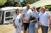 Steven Graumann (2.v.l.) mit seiner Frau Saskia Chrismann und Tochter, sowie Oma Herlinde (85, l) und Saskias Mutter Manuela Langenkämper (60, r). Gemeinsam machen sie Campingurlaub in Kroatien. Steven Graumann (2.v.l.) mit seiner Frau Saskia Chrismann und Tochter, sowie Oma Herlinde (85, l) und Saskias Mutter Manuela Langenkämper (60, r). Gemeinsam machen sie Campingurlaub in Kroatien.