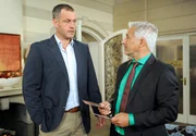 Thomas (Gerry Hungbauer, r.) erkennt, dass er einen Wahlkampfmanager braucht. Ist Torben (Joachim Kretzer, l.) der Richtige? Thomas (Gerry Hungbauer, r.) erkennt, dass er einen Wahlkampfmanager braucht. Ist Torben (Joachim Kretzer, l.) der Richtige?