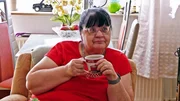 Brigitte (Foto) m&ouml;chte eine neue Beziehung eingehen. Bei der Partnersuche hilft ihr Jana, ein Online-Profil auf einer Dating-Website zu erstellen.