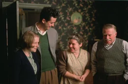 Eine Familie ohne dunkle Geheimnisse. So denkt man zumindest, wenn man die Familie um Vera Drake (Imelda Staunton, M.) sieht. Ihr Ehemann Stan (Philip Davis, r.) steht bei allen Situationen zur Seite und Sid (Daniel Mays, l.) respektiert sie ohne wenn und aber. Doch Vera hilft insgeheim jungen Frauen, ihre Kinder abzutreiben, was in den 50er Jahren verboten war. Als dies ans Licht kommt, &auml;ndert sich die famili&auml;re Situation schlagartig.