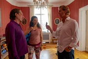 Caspar Bergmann (Thomas Heinze, r.) hat einige Fragen an Adrian von Faller (Milton Welsh, l.) und seine Trainerin Laila Bourdain (Sandra Bourdonnec, M.). Caspar Bergmann (Thomas Heinze, r.) hat einige Fragen an Adrian von Faller (Milton Welsh, l.) und seine Trainerin Laila Bourdain (Sandra Bourdonnec, M.).