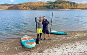 Moderator Daniel Aßmann (links) beim Stand-Up-Paddling mit Dauercamper Marcel Hoffmann. Moderator Daniel Aßmann (links) beim Stand-Up-Paddling mit Dauercamper Marcel Hoffmann.