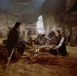 Dolores del Rio (L'Espagnole) et Gilbert Roland (Dull Knife) dans "Les Cheyennes" de John Ford (1964)