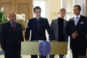 Mark (Arne Stephan, 2.v.l.) gerät unter Druck, als Julius (Günter Barton, r.) nach Philips (Philipp Romann, 2.v.r.) souveräner Präsentation das Wort an ihn übergibt. Oliver Gradmann (Prodromos Antoniadis, l.) ist gespannt ... Mark (Arne Stephan, 2.v.l.) gerät unter Druck, als Julius (Günter Barton, r.) nach Philips (Philipp Romann, 2.v.r.) souveräner Präsentation das Wort an ihn übergibt. Oliver Gradmann (Prodromos Antoniadis, l.) ist gespannt ...