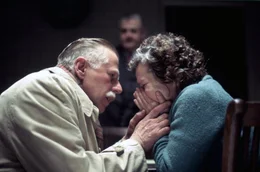 Als ihr Mann Stan (Phil Davis) sie in der Untersuchungshaft besucht, bricht die bis dahin so gefasst wirkende Vera Drake (Imelda Staunton) in Tr&auml;nen aus.