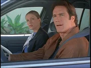 Steve (Barry Van Dyke, r.) und seine Kollegin Hannah observieren einen des Mordes verd&auml;chtigten Marine.
