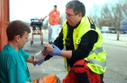 Einsatz der Heli-Crew: Prof. Dr. Matthias Münzberg versorgt den Patienten Elias. Einsatz der Heli-Crew: Prof. Dr. Matthias Münzberg versorgt den Patienten Elias.