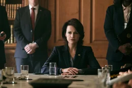 Elizabeth Kirk (Carla Gugino) ist die Vizepr&auml;sidentin der Vereinigten Staaten von Amerika und &uuml;bernimmt nun die Amtsgesch&auml;fte im Wei&szlig;en Haus.