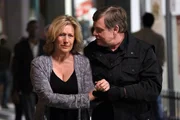 Ist in die Fänge des Nachahmers (Mark Hamill, r.) gelangt: Erin Strauss (Jayne Atkinson, l.) ... Ist in die Fänge des Nachahmers (Mark Hamill, r.) gelangt: Erin Strauss (Jayne Atkinson, l.) ...