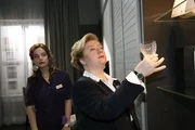Manu (Marie Zielcke, l.) bekommt eine zweite Chance von Paula (Regine Hentschel, r.).