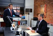 Torben (Joachim Kretzer, r.) bestätigt Gunter (Hermann Toelcke, l.), dass die Kündigung durch Drechsler rechtskräftig ist. Torben (Joachim Kretzer, r.) bestätigt Gunter (Hermann Toelcke, l.), dass die Kündigung durch Drechsler rechtskräftig ist.