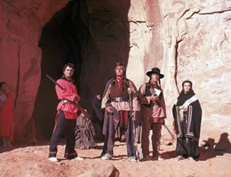 Die Cheyenne warten auf die Wei&szlig;en, die ihnen den Frieden anbieten wollen. Von links nach rechts: Red Shirt (Sal Mineo), Stumpfes Messer (Gilbert Roland), Little Wolf (Ricardo Montalban), Spanische Frau (Dolores del Rio).