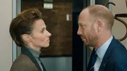 Ilsa (Karin Hanczewski) befürchtet, dass Martin (Johann von Bülow) sich zu sehr der französischen Lebensart angepasst hat. Ilsa (Karin Hanczewski) befürchtet, dass Martin (Johann von Bülow) sich zu sehr der französischen Lebensart angepasst hat.