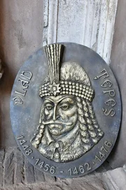 Eine Skulptur von Dracula im Kreuzgang der Kirche Santa Maria la Nova, die heute ein Museum ist, in Neapel, Italien.