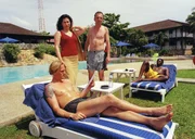 Zwar werden R&ouml;sler (Georg Friedrich, l.) und Samhaber (Rainer Egger, mi.) mit Hilfe der Frau Konsul (Brigitte Karner) nach der Befreiung aus dem Gef&auml;ngnis luxuri&ouml;s versorgt. Aber Ghana l&auml;sst sie nur mit Isaac (Abdul Salis, r.) heimfliegen, und genau das will Wien vermeiden.