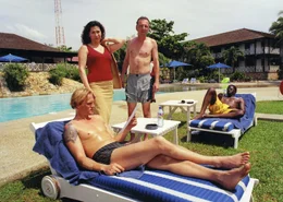 Zwar werden R&ouml;sler (Georg Friedrich, l.) und Samhaber (Rainer Egger, mi.) mit Hilfe der Frau Konsul (Brigitte Karner) nach der Befreiung aus dem Gef&auml;ngnis luxuri&ouml;s versorgt. Aber Ghana l&auml;sst sie nur mit Isaac (Abdul Salis, r.) heimfliegen, und genau das will Wien vermeiden.