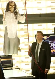 Mit an der Leiche befestigten Seilen rekonstruiert Booth (David Boreanaz) im Labor, wie es zu den Verletzungen gekommen sein k&ouml;nnte.