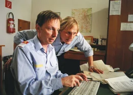 Samhaber (Rainer Egger, l.) hat sich von Isaac &uuml;bert&ouml;lpeln lassen. Jetzt "frisiert" R&ouml;sler (Georg Friedrich, r.) sein Protokoll, damit Isaac gef&auml;hrlicher wirkt und Samhaber nicht so bl&ouml;d aussieht...