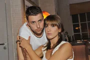 John (Felix von Jascheroff) ist f&uuml;r Pia (Isabell Horn) da, als sie von der Trauer um Verena eingeholt wird.