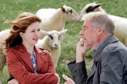 Ermittlungsarbeit: Nora (Loretta Stern, l.) und Jon (Frank Vockroth, r.) umringt von neugierigen Schafen. Ermittlungsarbeit: Nora (Loretta Stern, l.) und Jon (Frank Vockroth, r.) umringt von neugierigen Schafen.