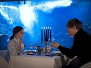 Liz (Viktoria Krause, li.) ist überglücklich, endlich ein Date mit ihrem Schwarm Fynn DeFreeze (Timmi Trinks, re.) zu haben. Doch sie bemerkt, dass er ganz anders ist, als in seinen Filmen. Liz (Viktoria Krause, li.) ist überglücklich, endlich ein Date mit ihrem Schwarm Fynn DeFreeze (Timmi Trinks, re.) zu haben. Doch sie bemerkt, dass er ganz anders ist, als in seinen Filmen.