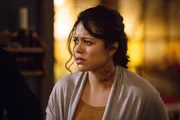Belem Hoyos (Alyssa Diaz) bemerkt die Veränderungen an ihrem Mann und beginnt, sich Sorgen zu machen. Belem Hoyos (Alyssa Diaz) bemerkt die Veränderungen an ihrem Mann und beginnt, sich Sorgen zu machen.