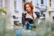 Billy Kuckuck (Aglaia Szyszkowitz) ist neuerdings per Roller unterwegs. Billy Kuckuck (Aglaia Szyszkowitz) ist neuerdings per Roller unterwegs.
